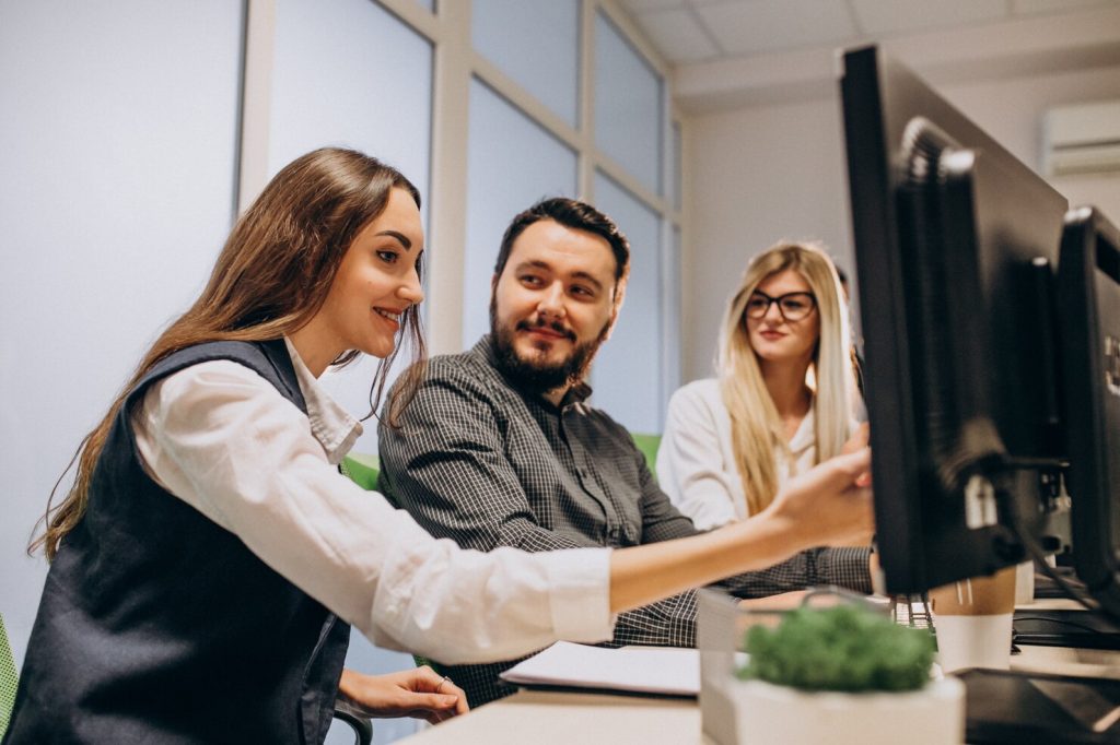 trabajadores empresa ti que trabajan computadora 1303 19423